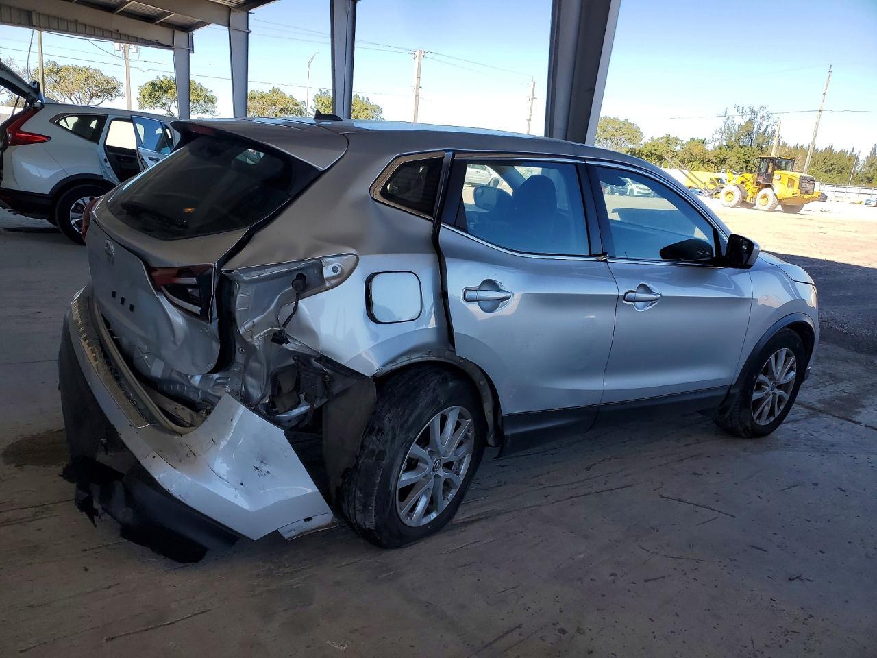2020 Nissan Rogue Sport S - Фото 3