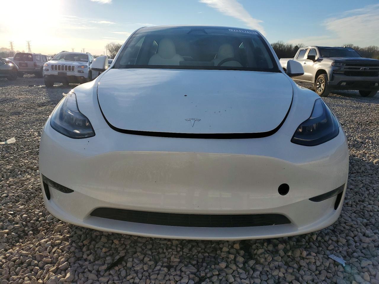 2025 Tesla Model Y - Фото 5