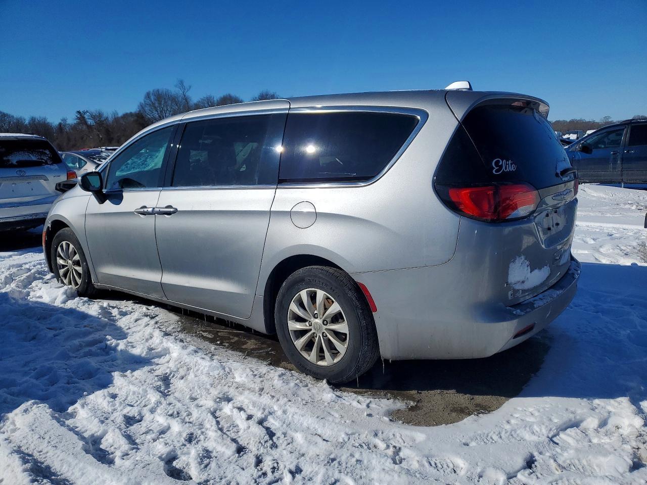 2017 Chrysler Pacifica Touring - Фото 2