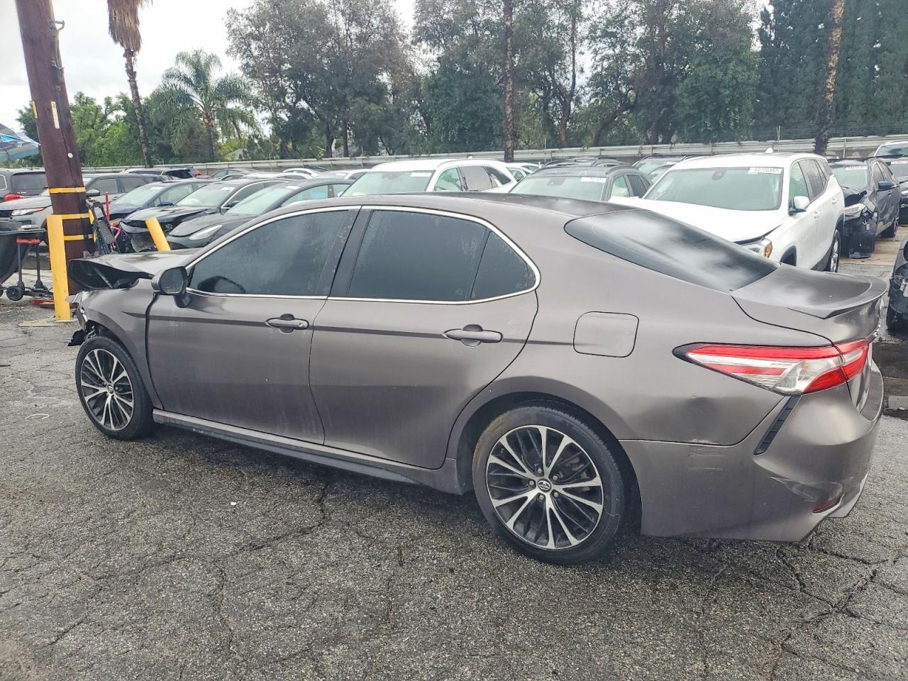 2018 Toyota Camry Se - Фото 2