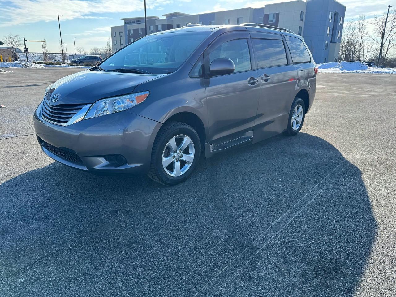 2016 Toyota Sienna Le - Image 2