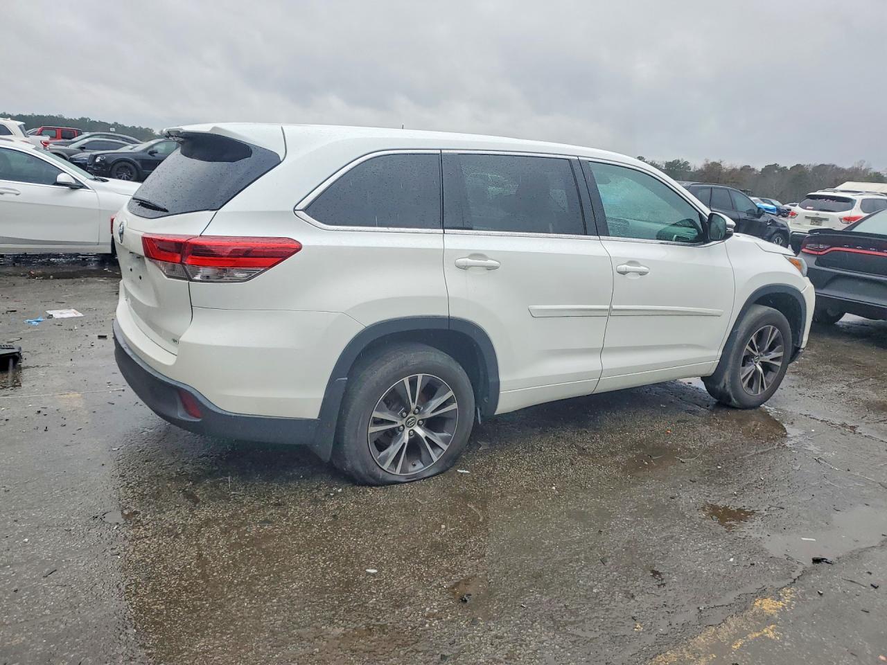 2017 Toyota Highlander Le - Image 3