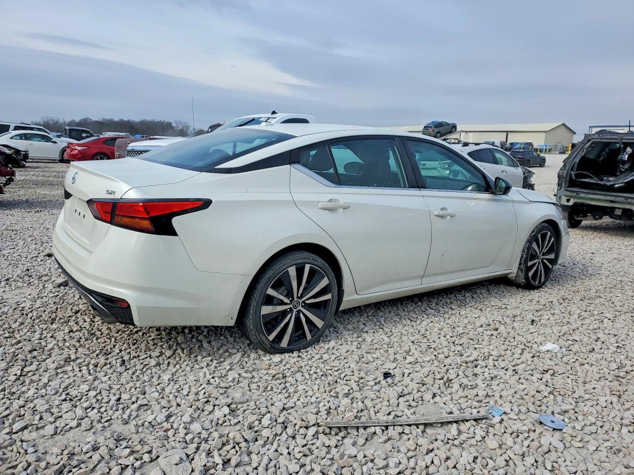 2020 Nissan Altima Sr - Фото 3