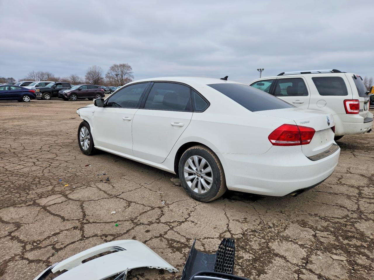 2015 Volkswagen Passat S - Фото 2