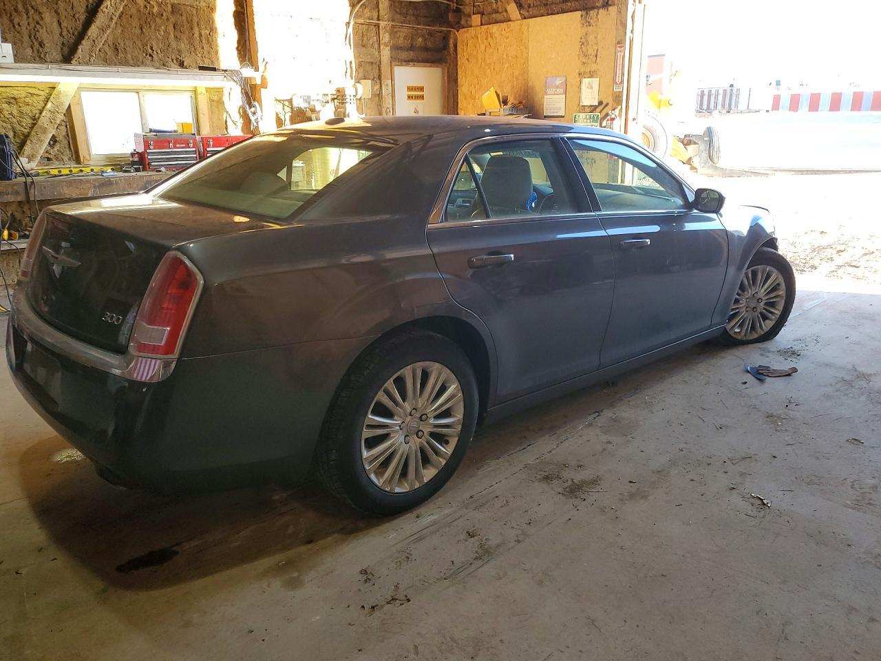 2013 Chrysler 300 - Фото 3