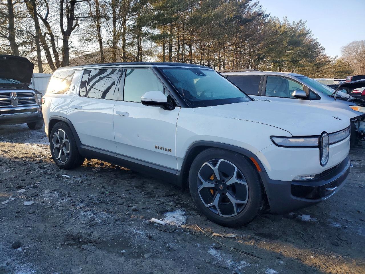 2023 Rivian R1S Adventure - Фото 4
