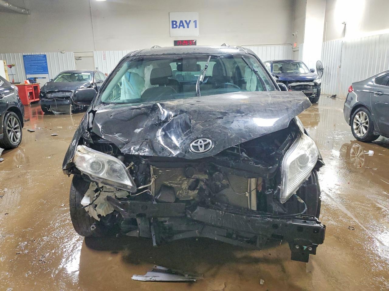 2016 Toyota Sienna Xle 8-Passenger - Фото 5