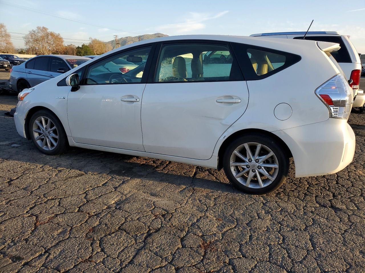 2013 Toyota Prius V - Фото 2