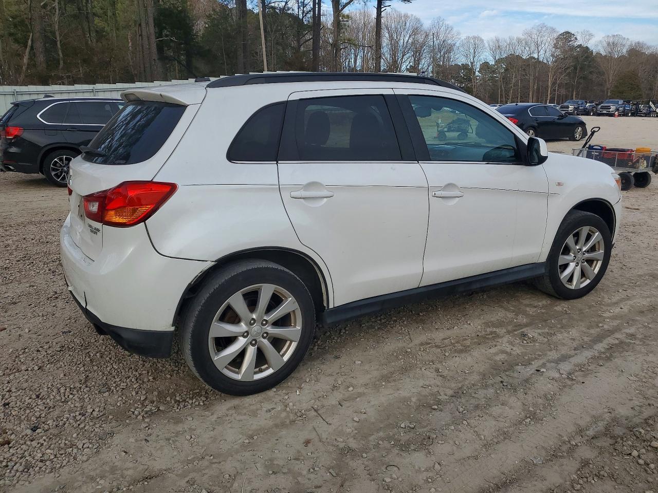 2014 Mitsubishi Outlander Sport Se - Image 3