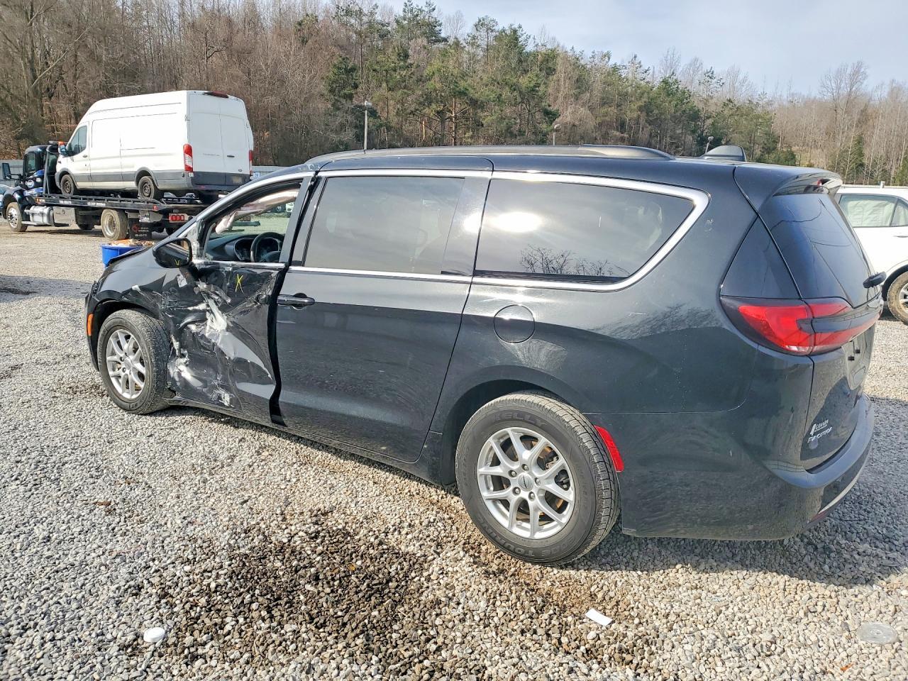 2022 Chrysler Pacifica Touring L - Image 2