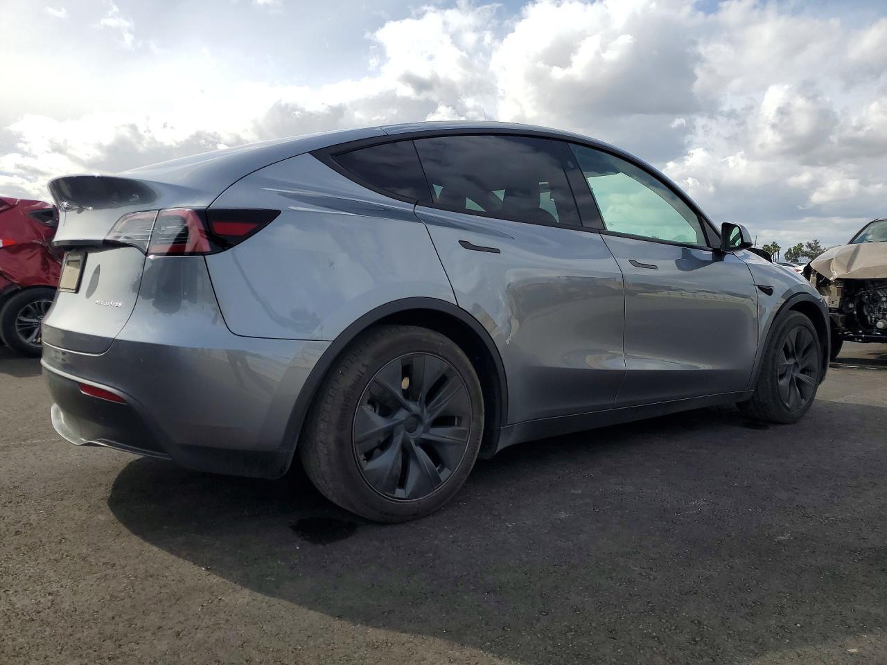 2024 Tesla Model Y - Фото 3