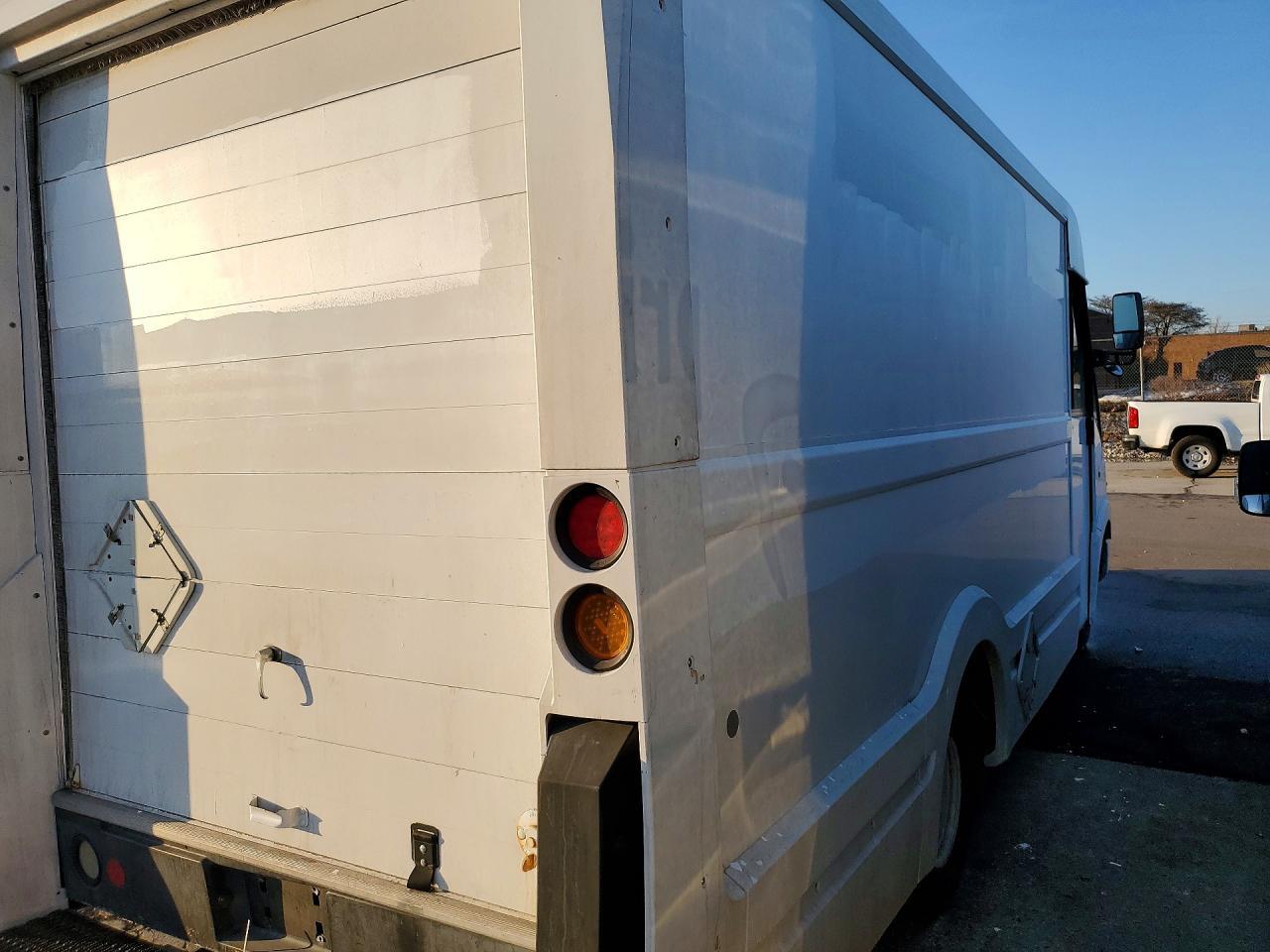 2012 Isuzu Npr-Hd - Step Van *** Clean Title * Prior Fleet *** - Фото 3