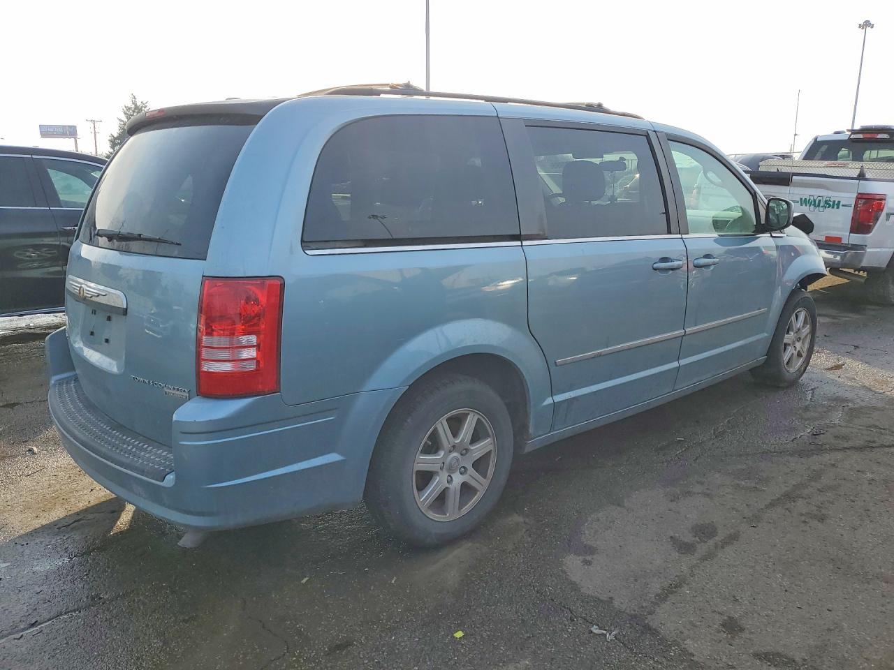 2010 Chrysler Town & Country Touring - Фото 3