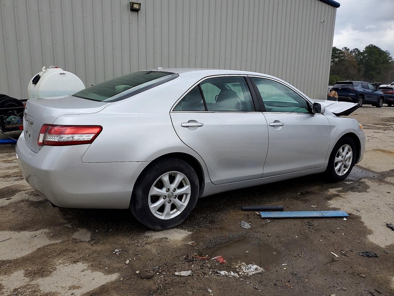 2010 Toyota Camry Le - Фото 3