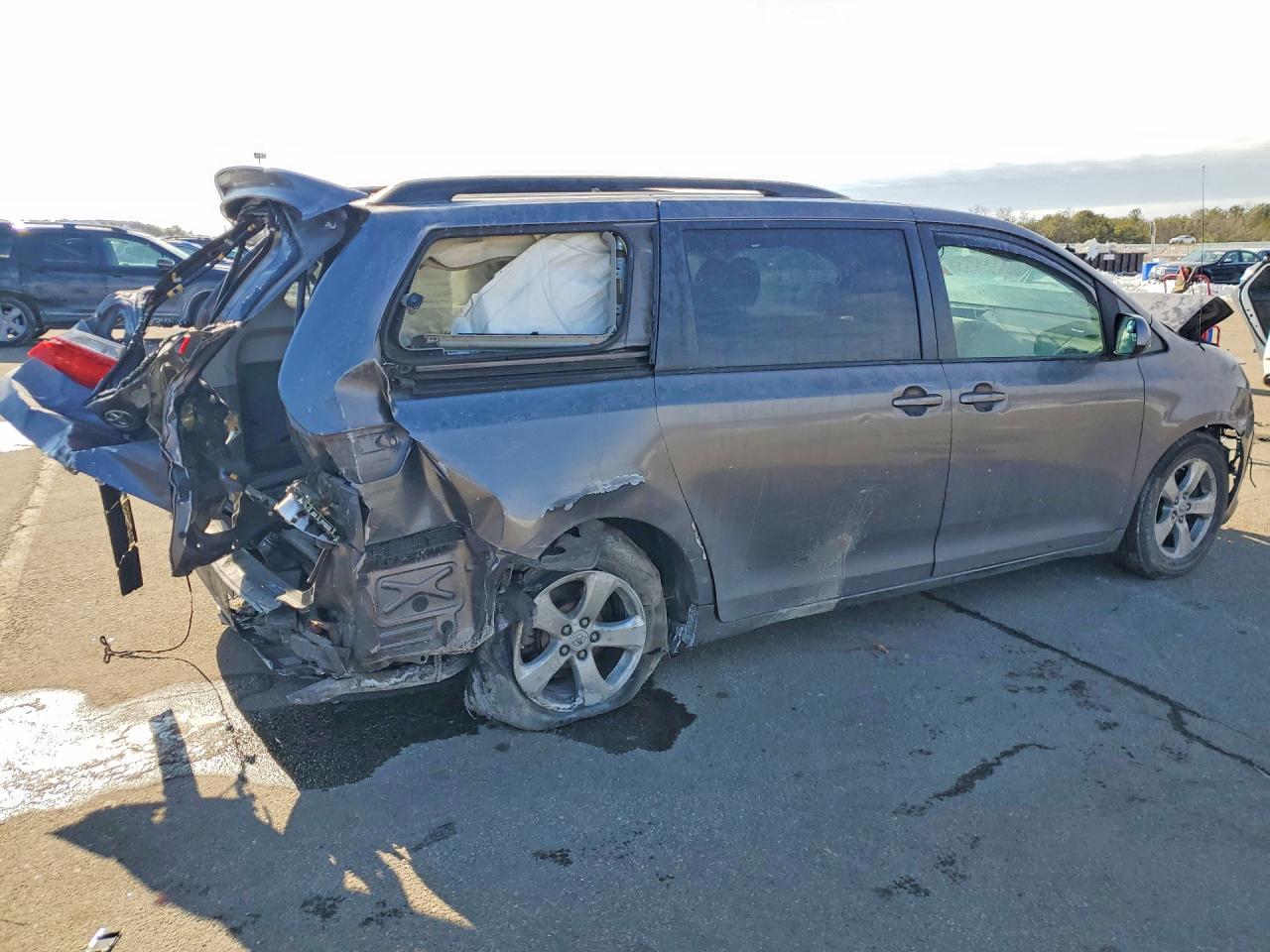 2011 Toyota Sienna Le - Фото 3