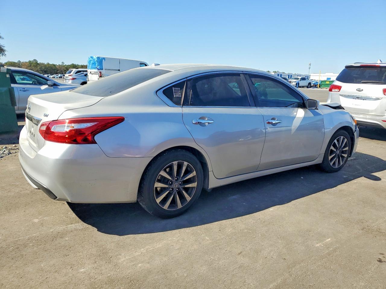 2017 Nissan Altima 2.5 - Image 3