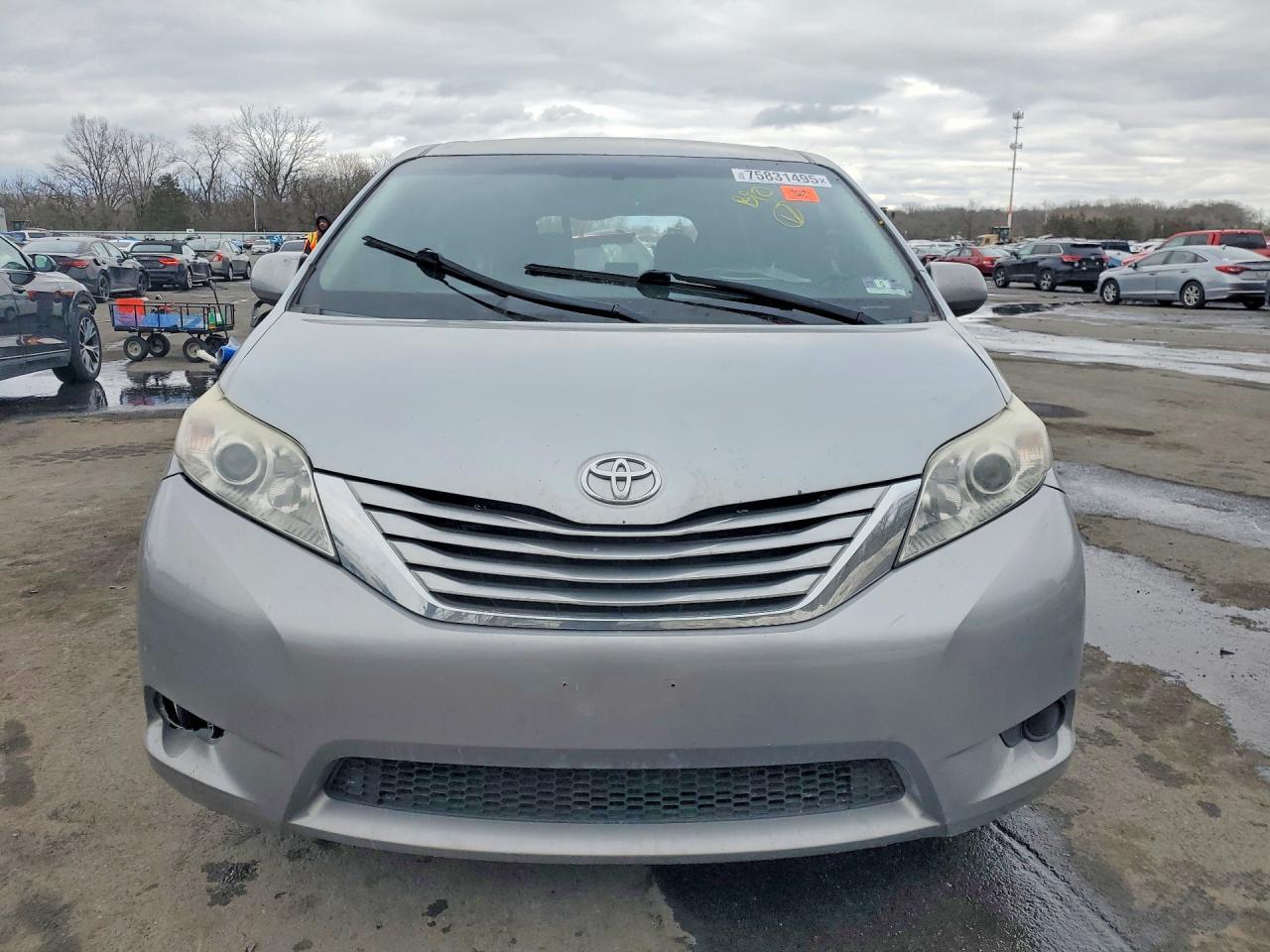 2015 Toyota Sienna Le - Image 5
