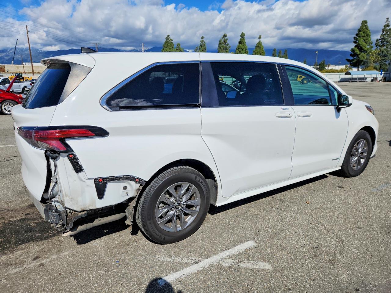 2021 Toyota Sienna Le - Фото 3