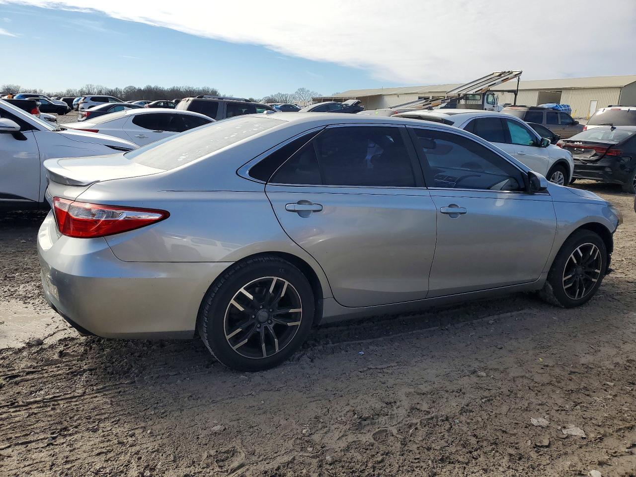 2017 Toyota Camry Le - Фото 3