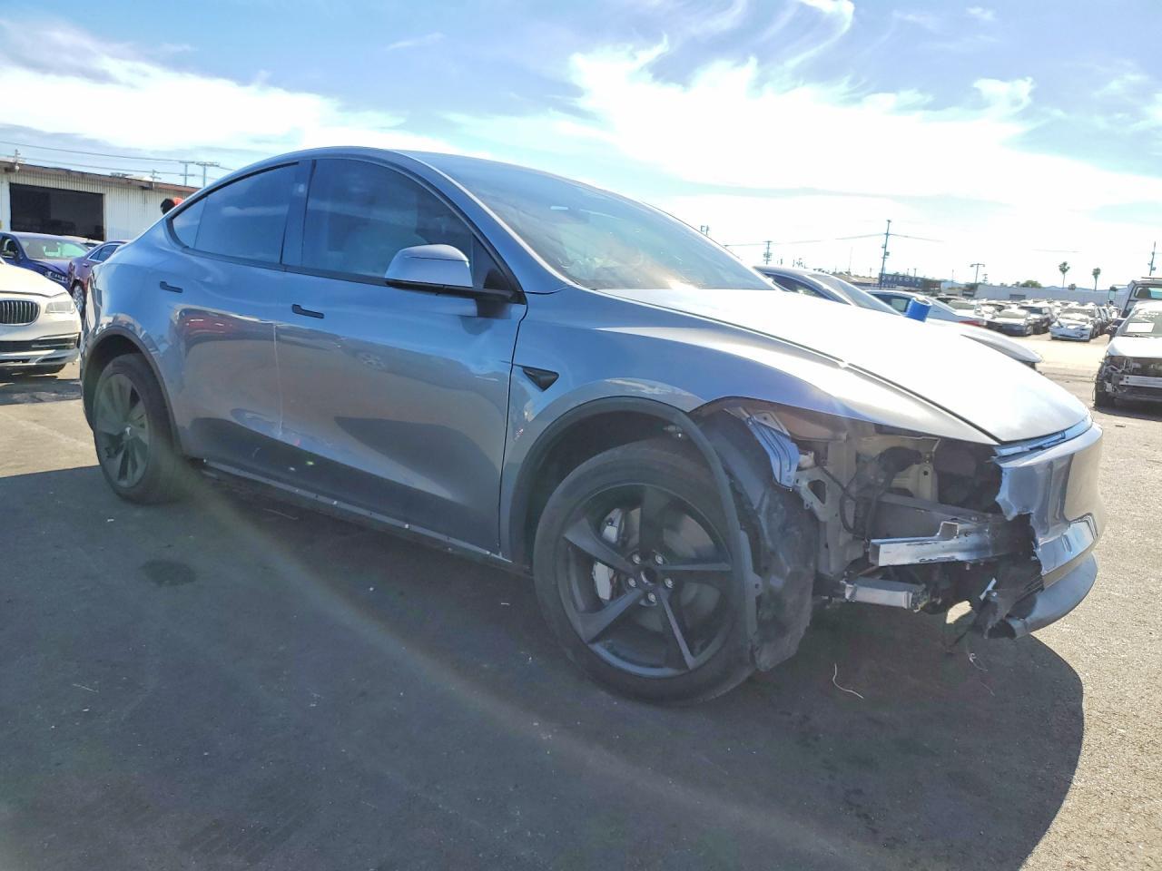 2026 Tesla Model Y - Фото 4