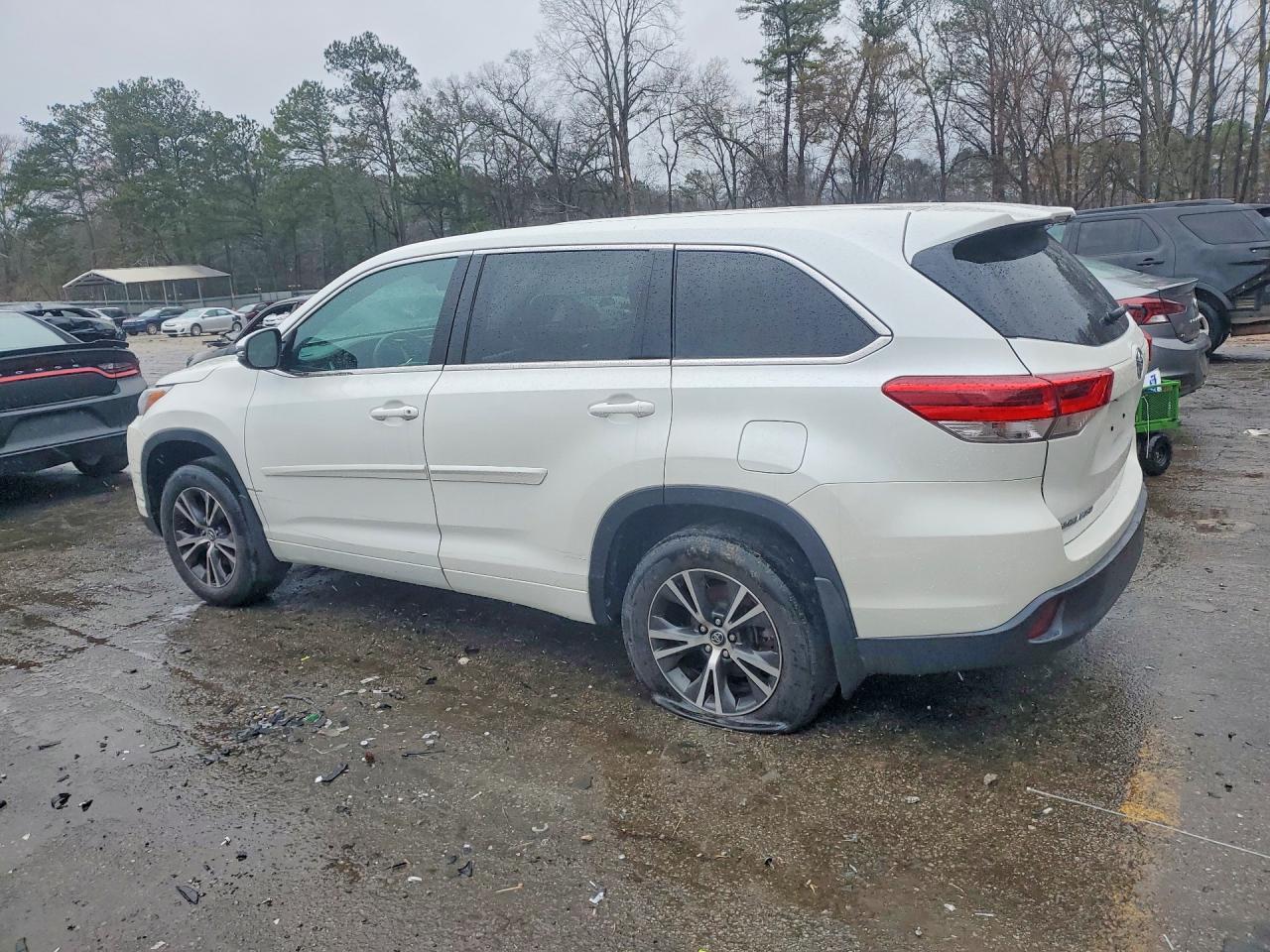 2017 Toyota Highlander Le - Image 2