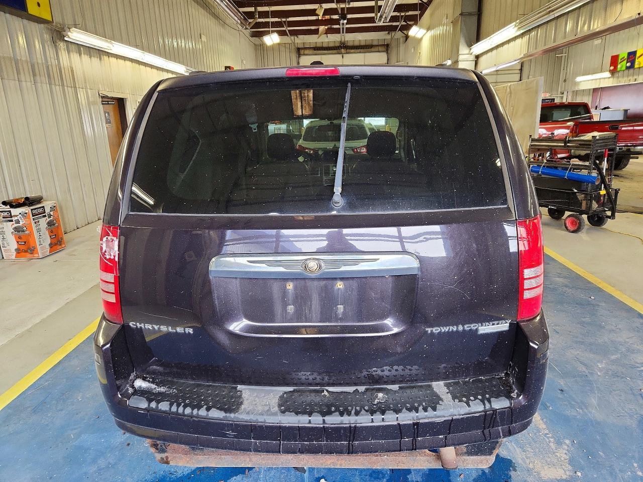 2010 Chrysler Town & Country Touring - Image 6