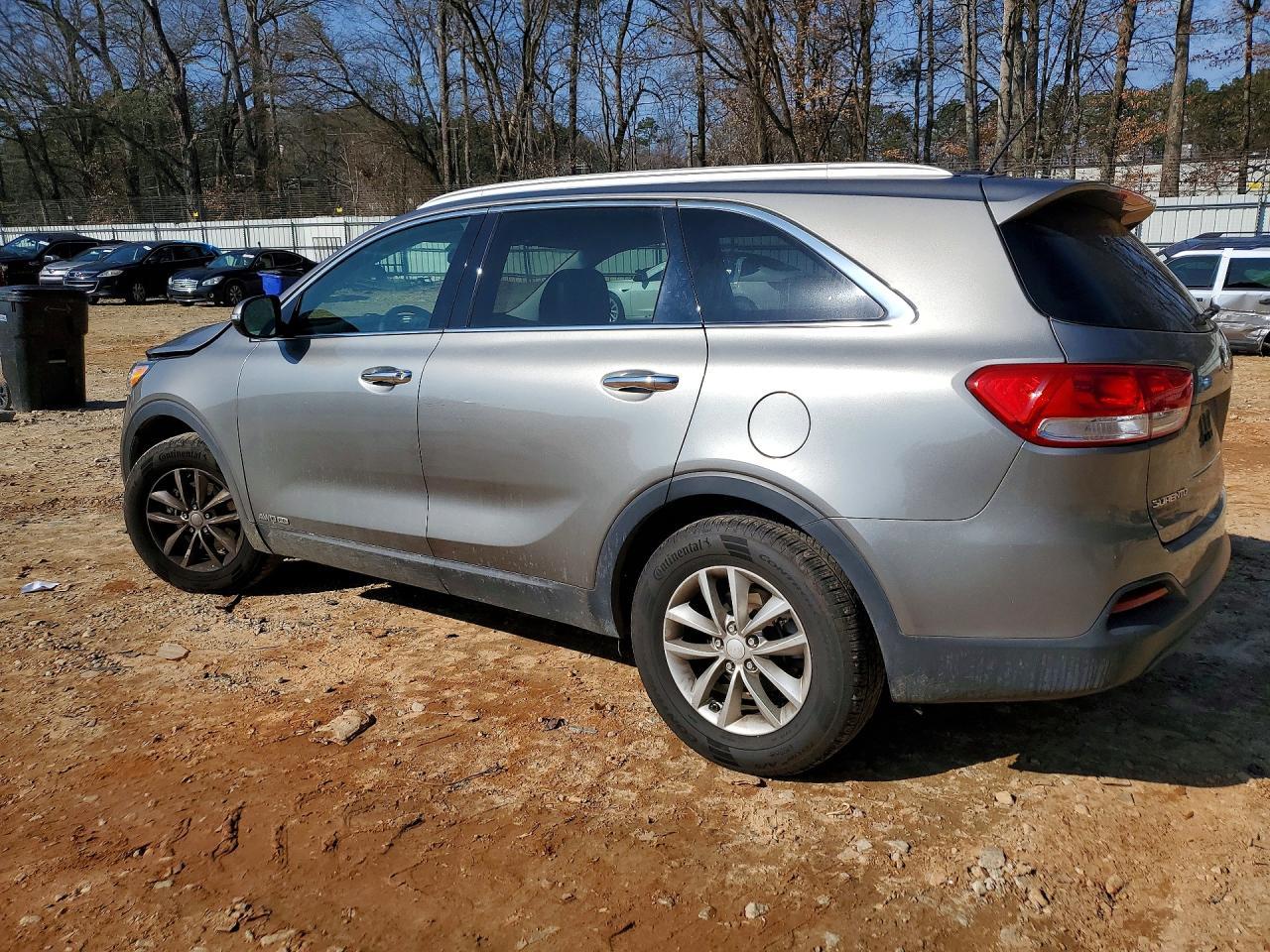 2016 Kia Sorento - Image 2