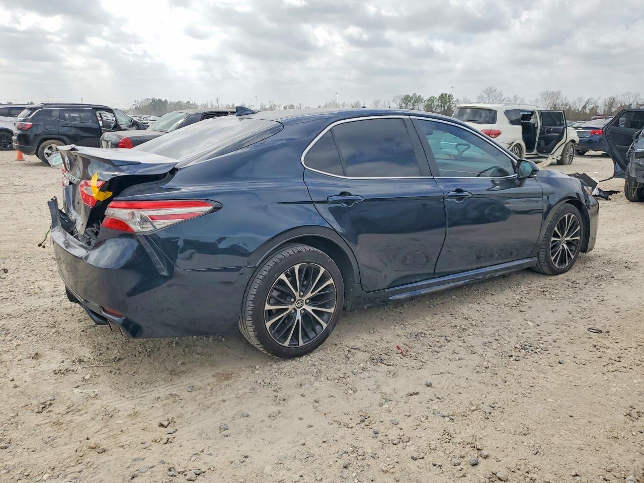 2019 Toyota Camry Se - Фото 3