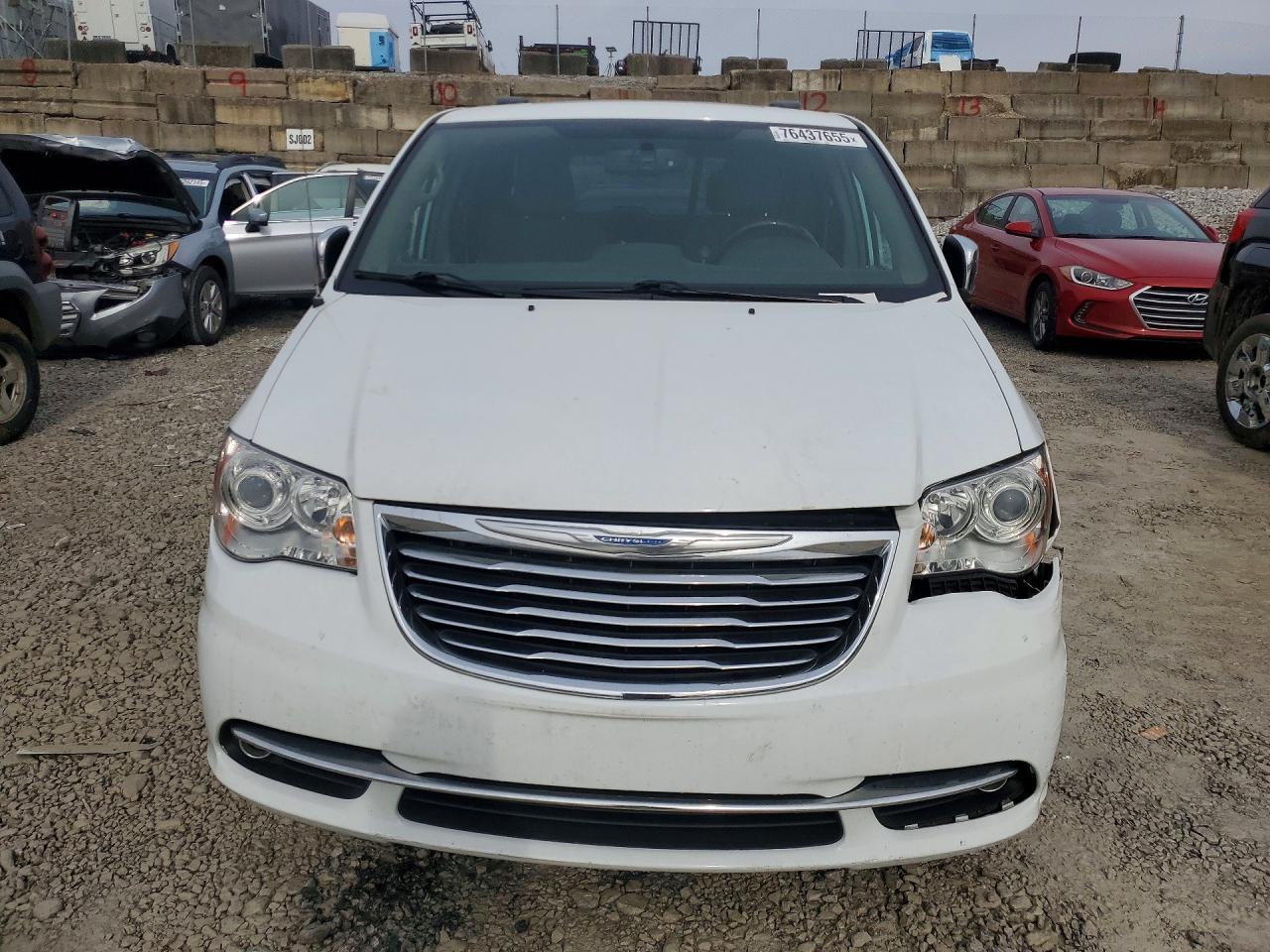 2016 Chrysler Town & Country Limited Platinum - Image 5