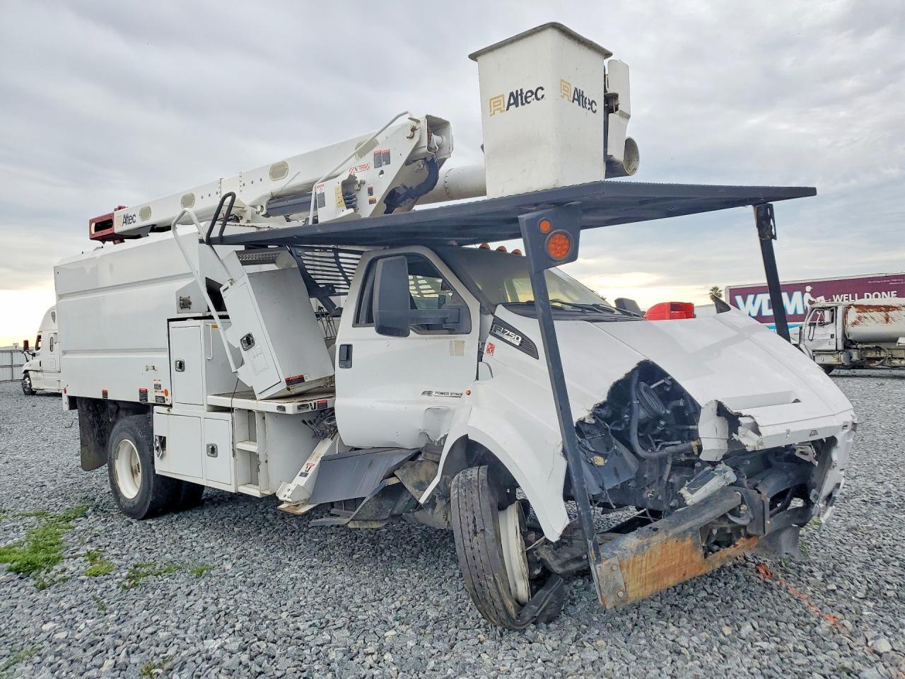2022 Ford F750 Super Duty Forestry Bucket Truck - Image 4
