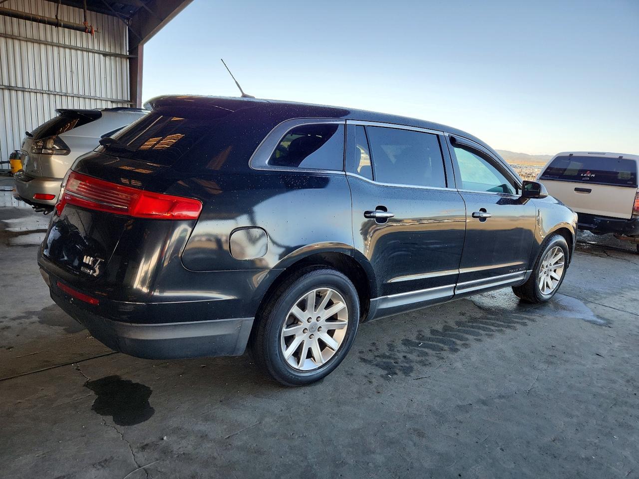 2014 Lincoln Mkt - Image 3