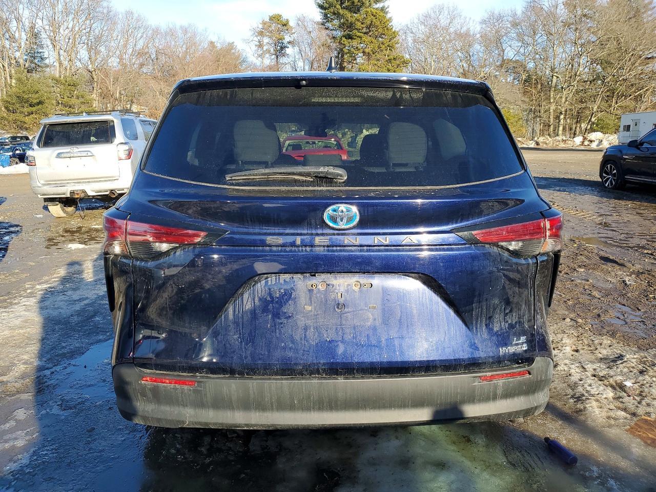 2022 Toyota Sienna Le 8-Passenger - Image 6