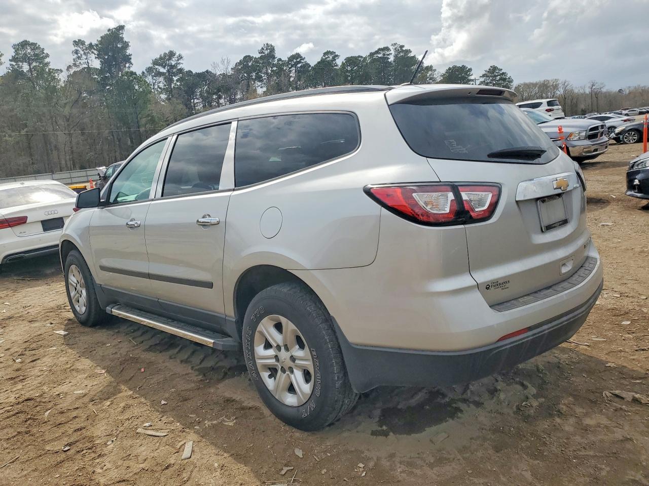 2015 Chevrolet Traverse Ls - Фото 2