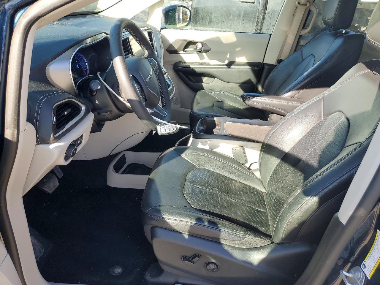 2022 Chrysler Pacifica Hybrid Touring L - Image 7