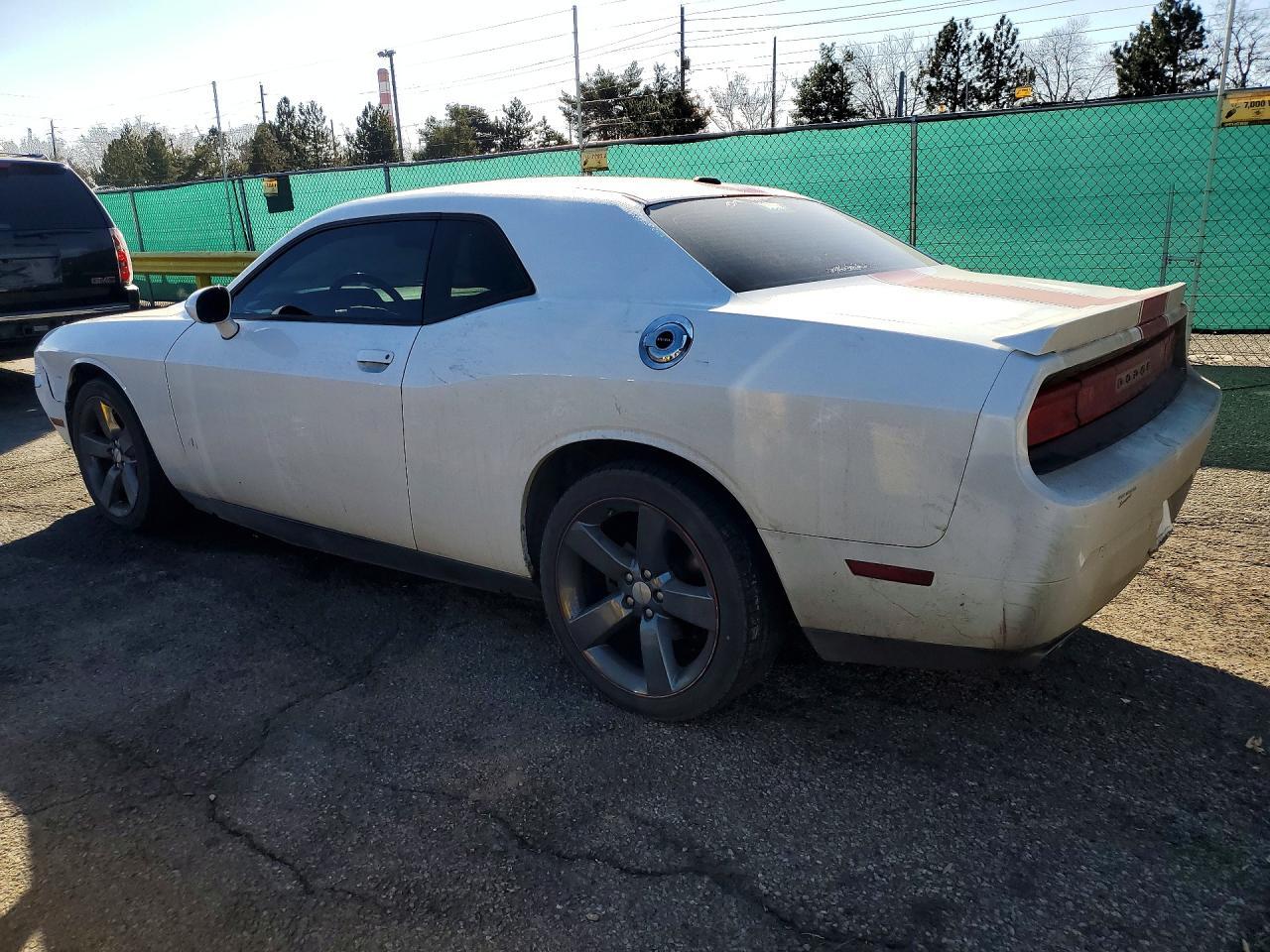 2014 Dodge Challenger Sxt - Image 2