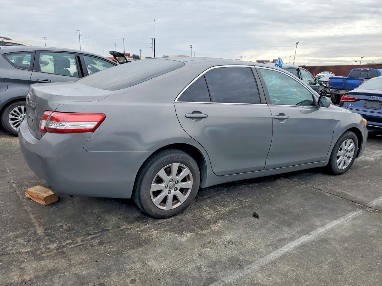 2011 Toyota Camry Le - Фото 3