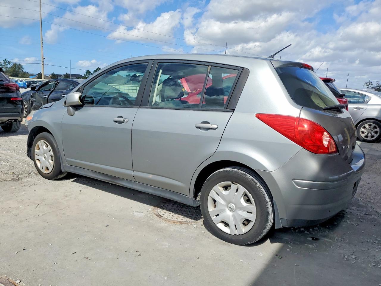 2011 Nissan Versa 1.8 S - Фото 2