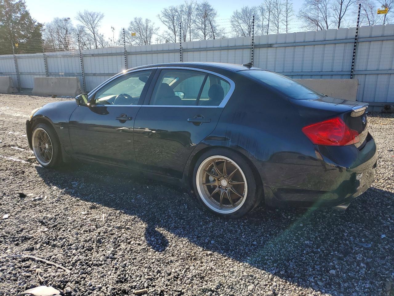 2015 Infiniti Q40 Base - Image 2