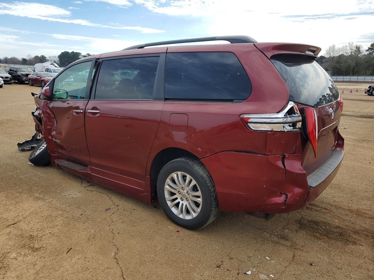 2016 Toyota Sienna Xle - Фото 2