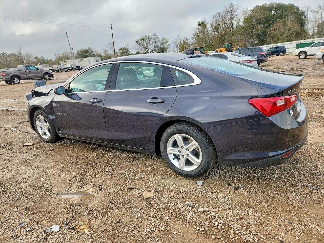 2022 Chevrolet Malibu Ls - Фото 2