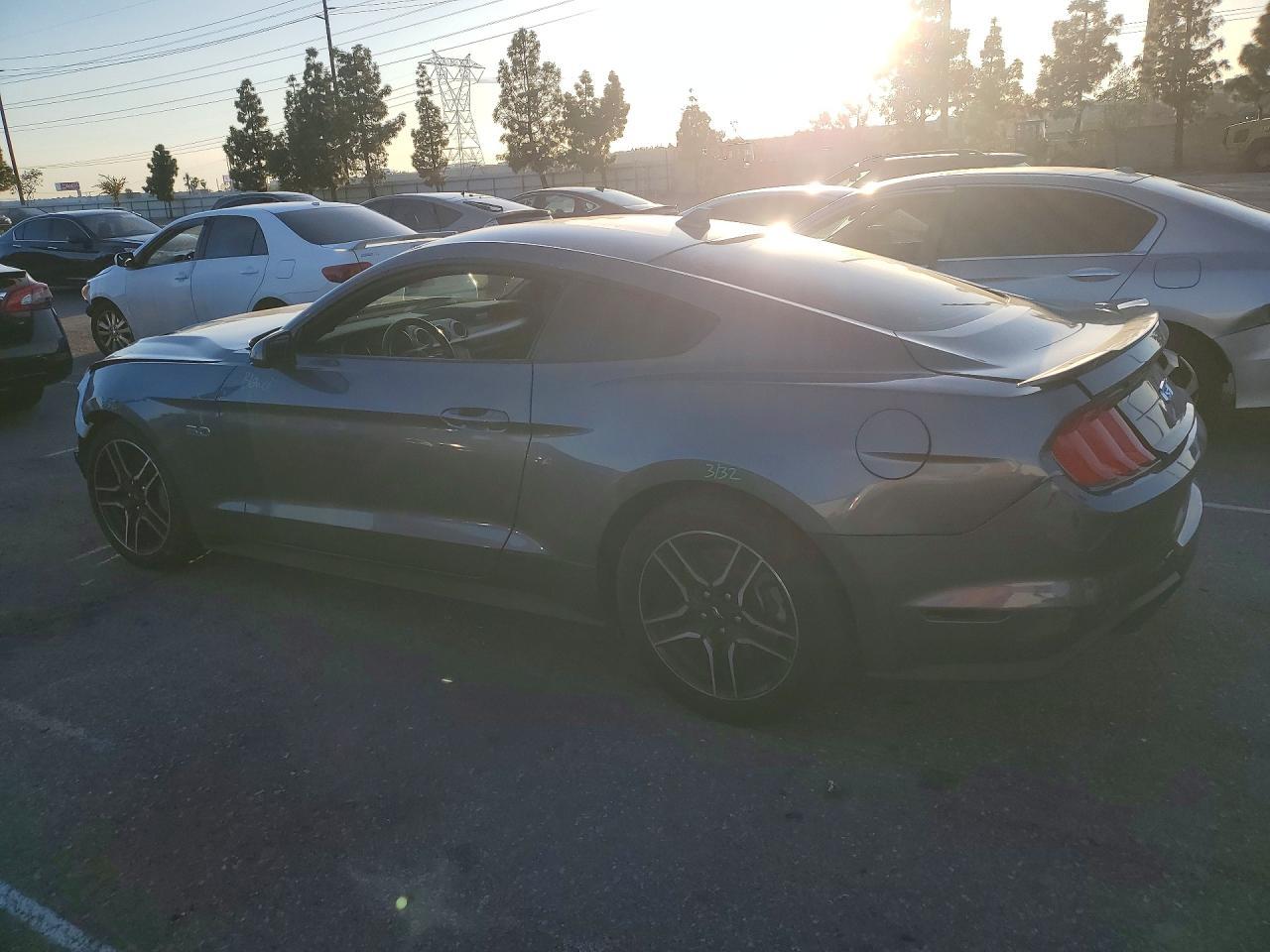 2021 Ford Mustang Gt - Фото 2