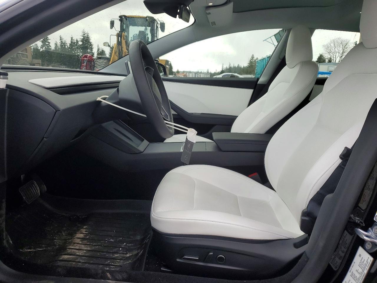 2025 Tesla Model 3 - Фото 7