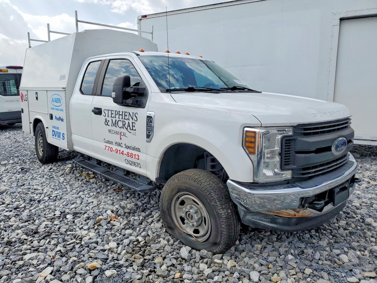 2018 Ford F350 Super Duty Utility / Service Truck - Image 4