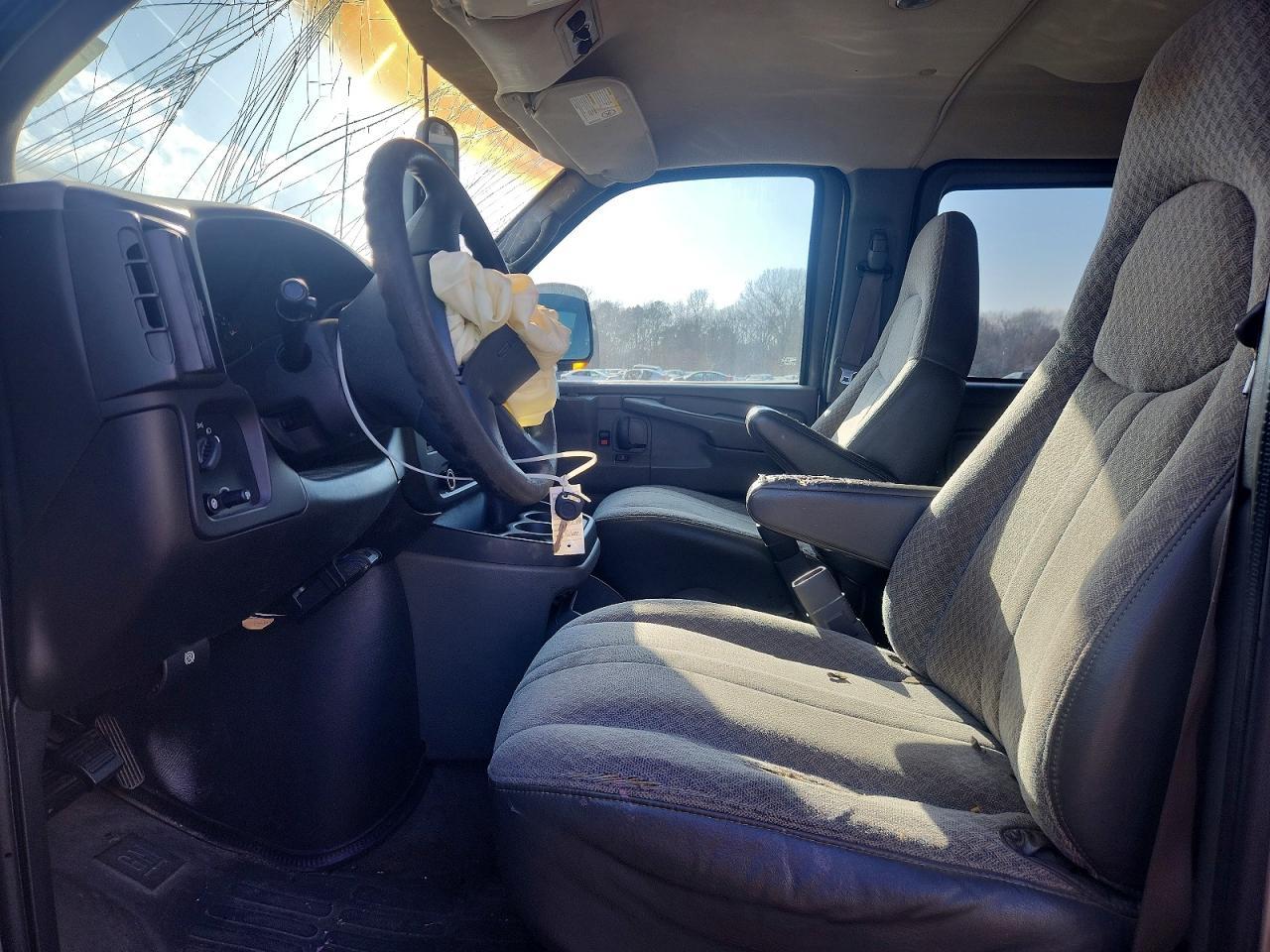 2004 GMC Savana G1500 - Image 7