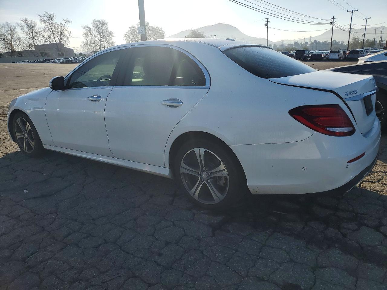 2017 Mercedes-Benz E 300 4Matic - Фото 2
