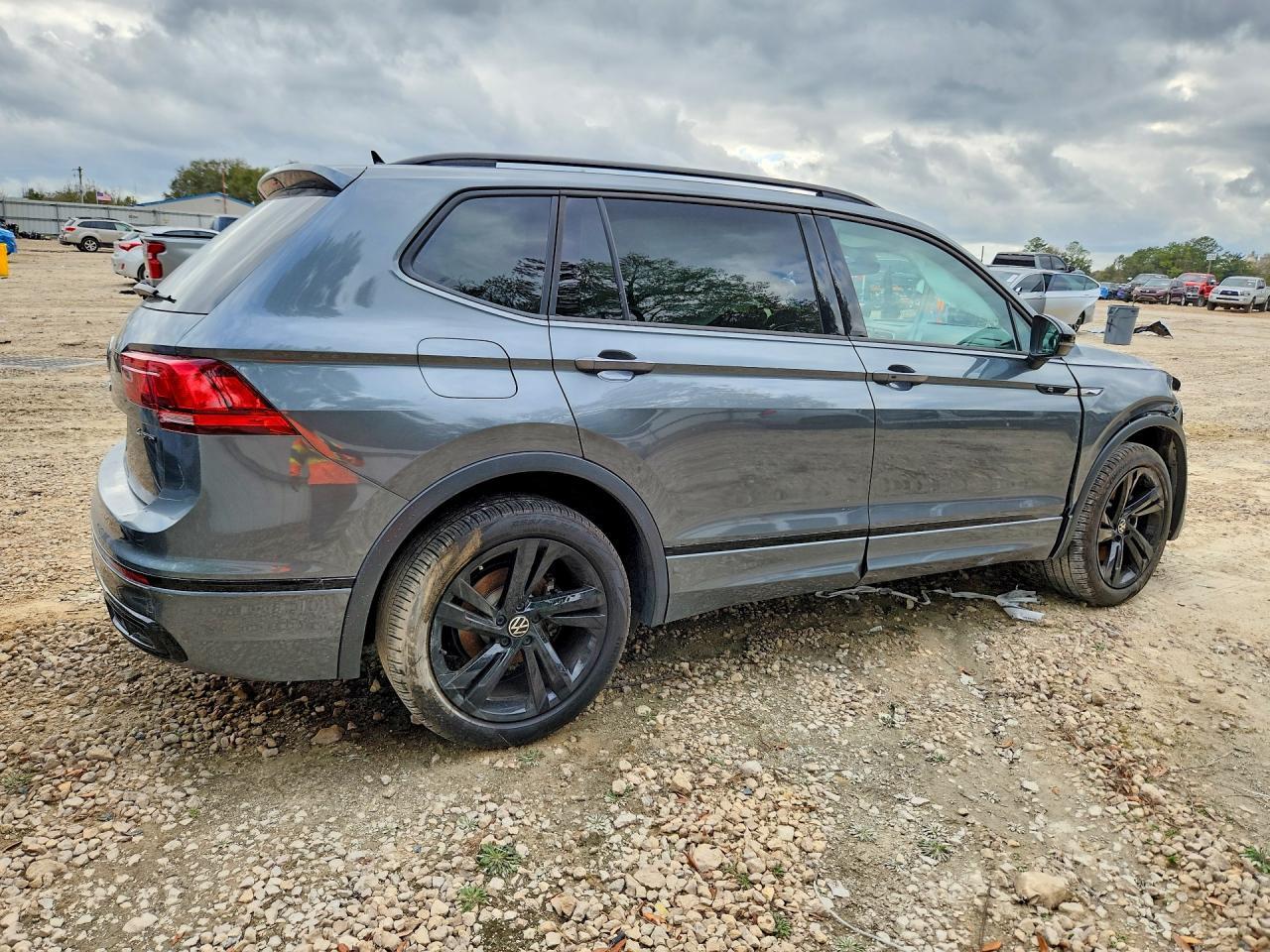 2023 Volkswagen Tiguan Se R-Line Black - Image 3