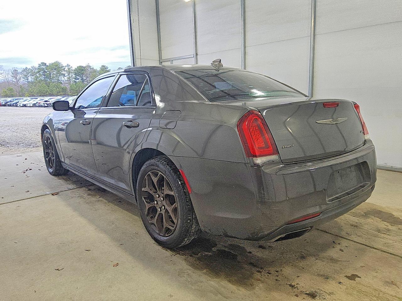 2016 Chrysler 300 S - Фото 2