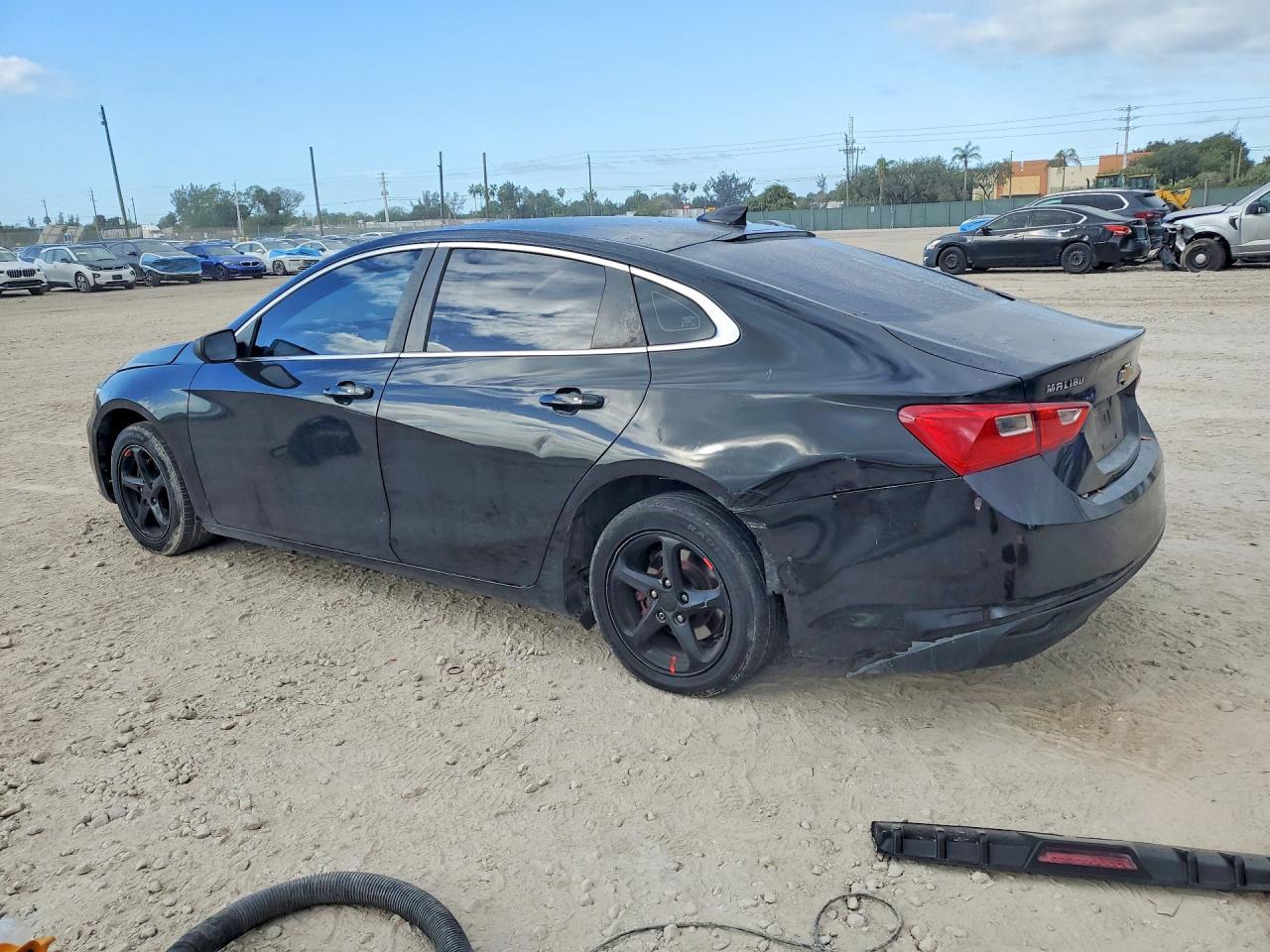 2017 Chevrolet Malibu Ls - Фото 2