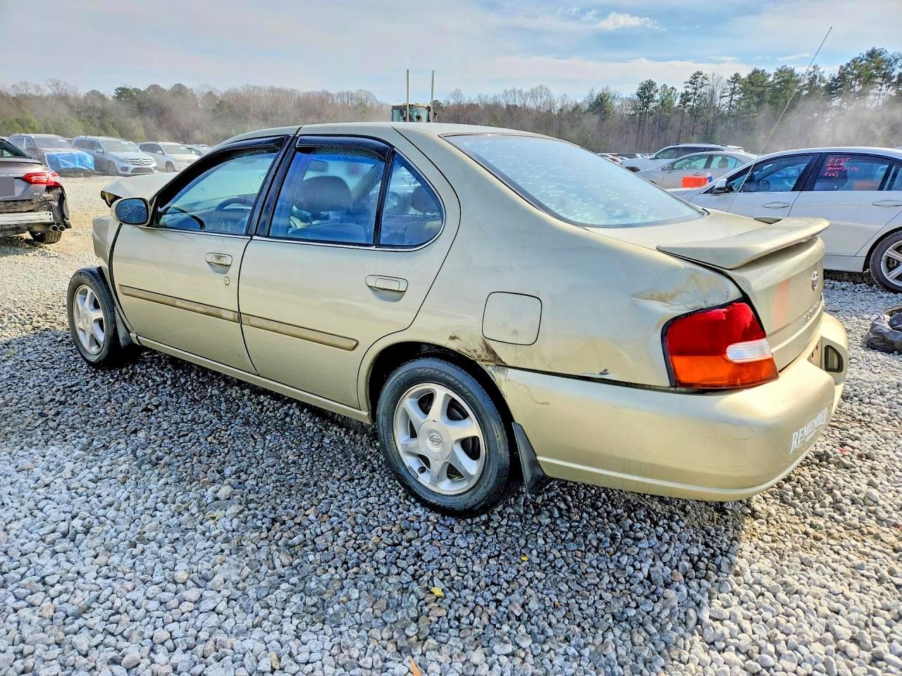 1999 Nissan Altima Xe - Фото 2