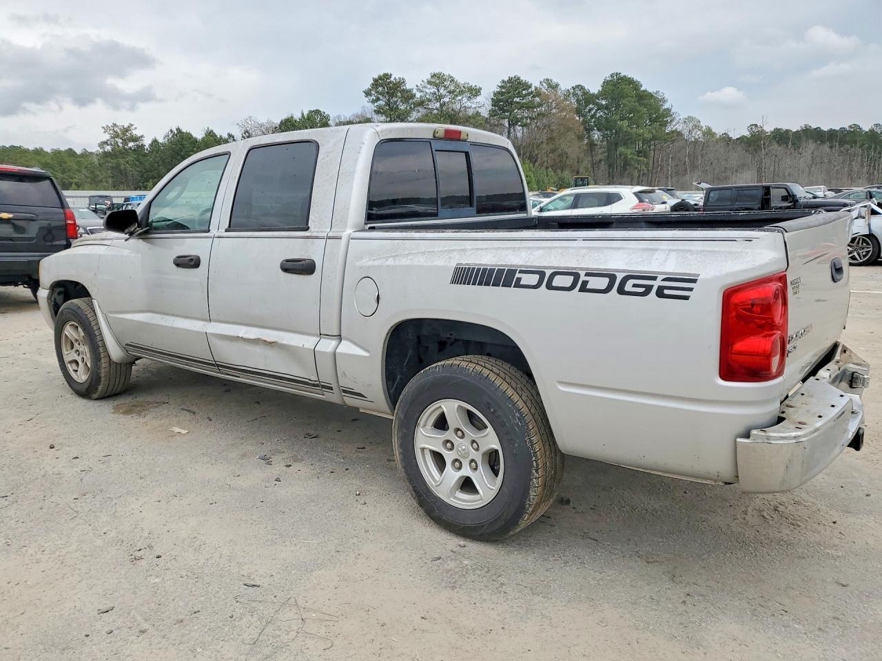 2005 Dodge Dakota Quad Slt - Image 2